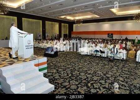 Jaipur, Rajasthan, Indien. 2.. Juni 2022. Chief Minister Ashok Gehlot spricht während eines Workshops des Rajasthan Pradesh Congress Committee in Jaipur. Etwa 650 Teilnehmer nahmen an dem Workshop Teil. Die Hauptagenda des Workshops besteht darin, die Beschlüsse der neuen Resolution umzusetzen, die im Nav Sankalp-Camp des All India Congress Committee in Udaipur im Distrikt und anderen unteren Ebenen veröffentlicht wurde. (Bild: © Sumit Sarawat/Pacific Press via ZUMA Press Wire) Quelle: ZUMA Press, Inc./Alamy Live News Stockfoto