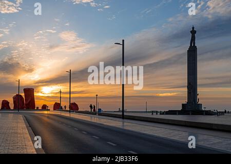 Die Uferpromenade von Oostende (Ostende) am Nordseestrand bei Sonnenuntergang, Belgien. Stockfoto