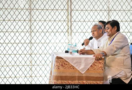 Jaipur, Rajasthan, Indien. 2.. Juni 2022. Chief Minister Ashok Gehlot mit Staatspräsident Govind Singh Dotasara und Parteichef spricht die Medien nach einem Workshop des Rajasthan Pradesh Kongresskomitees in Jaipur. Etwa 650 Teilnehmer nahmen an dem Workshop Teil. Die Hauptagenda des Workshops besteht darin, die Beschlüsse der neuen Resolution umzusetzen, die im Nav Sankalp-Camp des All India Congress Committee in Udaipur im Distrikt und anderen unteren Ebenen veröffentlicht wurde. (Bild: © Sumit Sarawat/Pacific Press via ZUMA Press Wire) Quelle: ZUMA Press, Inc./Alamy Live News Stockfoto