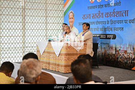 Jaipur, Rajasthan, Indien. 2.. Juni 2022. Chief Minister Ashok Gehlot mit Staatspräsident Govind Singh Dotasara und Parteichef spricht die Medien nach einem Workshop des Rajasthan Pradesh Kongresskomitees in Jaipur. Etwa 650 Teilnehmer nahmen an dem Workshop Teil. Die Hauptagenda des Workshops besteht darin, die Beschlüsse der neuen Resolution umzusetzen, die im Nav Sankalp-Camp des All India Congress Committee in Udaipur im Distrikt und anderen unteren Ebenen veröffentlicht wurde. (Bild: © Sumit Sarawat/Pacific Press via ZUMA Press Wire) Quelle: ZUMA Press, Inc./Alamy Live News Stockfoto