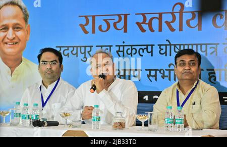 Jaipur, Rajasthan, Indien. 2.. Juni 2022. Chief Minister Ashok Gehlot mit Staatspräsident Govind Singh Dotasara (R) und Parteichef spricht die Medien nach einem Workshop des Rajasthan Pradesh Kongresskomitees in Jaipur. Etwa 650 Teilnehmer nahmen an dem Workshop Teil. Die Hauptagenda des Workshops besteht darin, die Beschlüsse der neuen Resolution umzusetzen, die im Nav Sankalp-Camp des All India Congress Committee in Udaipur im Distrikt und anderen unteren Ebenen veröffentlicht wurde. (Bild: © Sumit Sarawat/Pacific Press via ZUMA Press Wire) Quelle: ZUMA Press, Inc./Alamy Live News Stockfoto