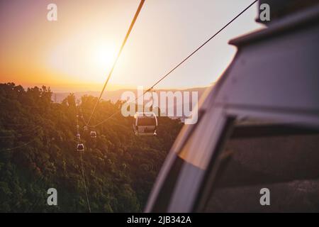 CARACAS, VENEZUELA - Mai 2022: Kabinen der Seilbahn zum Humboldt Hotel, Waraira Repano Nationalpark in Caracas, Venezuela Stockfoto