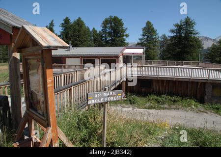 Panneau de randonnée Sainte-Marie par le Forest, gare du télésiège de Vars Sainte-Marie, Hautes-Alpes, Frankreich Stockfoto