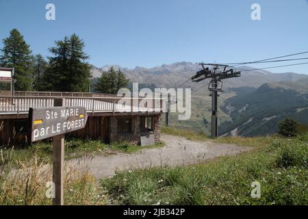 Panneau de randonnée Sainte-Marie par le Forest, gare du télésiège de Vars Sainte-Marie, Hautes-Alpes, Frankreich Stockfoto