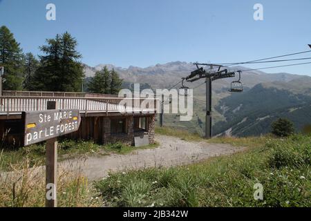 Panneau de randonnée Sainte-Marie par le Forest, gare du télésiège de Vars Sainte-Marie, Hautes-Alpes, Frankreich Stockfoto