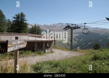 Panneau de randonnée Sainte-Marie par le Forest, gare du télésiège de Vars Sainte-Marie, Hautes-Alpes, Frankreich Stockfoto