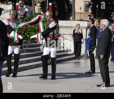 Rom, Italien. 2.. Juni 2022. Der italienische Präsident Sergio Mattarella nimmt an der Feier zum Jahrestag des Tages der Italienischen Republik am 2. Juni 2022 in Rom, Italien, Teil. Quelle: Alberto Lingria/Xinhua/Alamy Live News Stockfoto