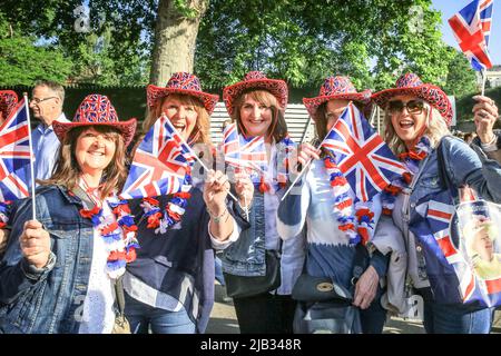 London, Großbritannien. 02.. Juni 2022. Eine Gruppe von Frauen jubelt mit ihren Fahnen. Über 1.400 Paradierende Soldaten, 200 Pferde und 400 Musiker aus 10 Bands feiern in der traditionellen Parade den offiziellen Geburtstag der Queen am Wochenende, an dem auch in diesem Jahr ihr Platin-Jubiläum stattfindet. Die Parade führt die Mall entlang zur Horse Guard's Parade, begleitet von Mitgliedern der königlichen Familie zu Pferd und in der Kutsche und schließt mit dem traditionellen RAF-Vorbeiflug, der von der königlichen Familie vom Balkon des Buckingham Palace aus beobachtet wird. Kredit: Imageplotter/Alamy Live Nachrichten Stockfoto