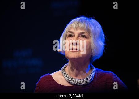 Hay-on-Wye, Wales, Großbritannien. 2.. Juni 2022. Adam Rutherford spricht mit Veronica van Heyningen beim Hay Festival 2022, Wales. Quelle: Sam Hardwick/Alamy. Stockfoto