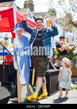 Hove , Brighton Großbritannien 2. June 2022 - die Bewohner der Payne Avenue in Hove feiern das Platinum Jubilee der Königin mit einer Straßenparty, während in den nächsten Tagen landesweit gefeiert wird : Credit Simon Dack / Alamy Live News Stockfoto