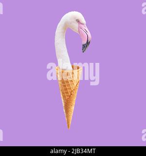 Rosafarbener Flamingo in einem Eiswaffelkegel, ein Symbol für Sommer und Urlaub in den Tropen am Meer, ein trendiges Collage-Konzept auf purpurem Hintergrund Stockfoto