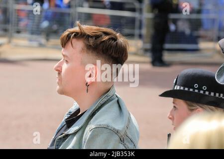 London, Großbritannien. 02.. Juni 2022. Demonstranten, die offenbar von einer Gruppe namens „Animal Rebellion“ stammen, versuchen, die Parade „Trooping the Color“ in der Mall zu stören und werden von der Polizei mitgenommen. Kredit: Imageplotter/Alamy Live Nachrichten Stockfoto