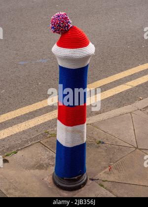 Holmes Chapel, Ches hire, Großbritannien. Juni 2. 2022. Handgestrickte Dekorationen von den „Yarn Bombers“ des Holmes Chapel Village zur Feier der Queens Platinum Jubilee Celebrations, Holmes Chapel, Chishire UK Stockfoto