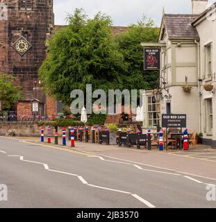 Holmes Chapel, Ches hire, Großbritannien. Juni 2. 2022. Handgestrickte Dekorationen von den „Yarn Bombers“ des Holmes Chapel Village zur Feier der Queens Platinum Jubilee Celebrations, Holmes Chapel, Chishire UK Stockfoto