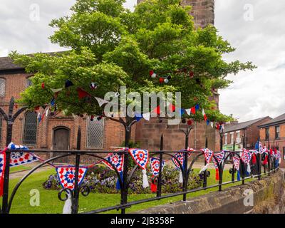 Holmes Chapel, Ches hire, Großbritannien. Juni 2. 2022. Handgestrickte Dekorationen von den „Yarn Bombers“ des Holmes Chapel Village zur Feier der Queens Platinum Jubilee Celebrations, Holmes Chapel, Chishire UK Stockfoto