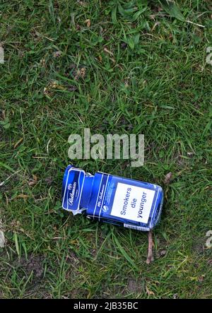 Leere Packung rothmans Zigaretten entsorgen Stockfoto