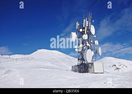 Funkantennenmast mit vielen Satellitenschüsseln, Parabolreflektor oder Parabolantennen Stockfoto