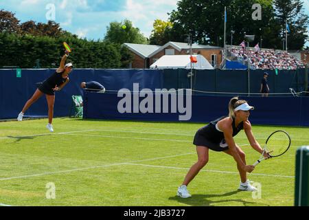 London, Großbritannien. 2.. Juni 2022. 2.. Juni 2022; Surbiton Racket &amp; Fitness Club, Surbiton, London, England: Surbiton Trophy Tennisturnier: Ingrid Gamarra Martins (BH) und Emily Webley-Smith (GBR) dienen Ingrid Neel (USA) und Rosalie Van der Hoek (NED) Kredit: Action Plus Sports Images/Alamy Live News Kredit: Action Plus Sports Images/Alamy Live News Stockfoto