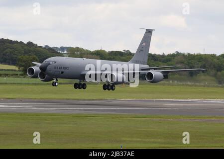 62-3549, eine Boeing KC-135R Stratotanker, die vom 185. Air Betanking Wing der Iowa Air National Guard, United States Air Force, betrieben wird und am Prestwick International Airport in Ayrshire, Schottland ankommt. Das Flugzeug unterstützte 10 Fairchild Republic A-10C Thunderbolt IIS, als es nach der Teilnahme an Exercise Swift Response in die USA zurückkehrte. Stockfoto