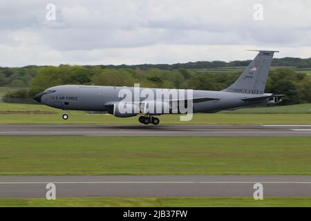 62-3549, eine Boeing KC-135R Stratotanker, die vom 185. Air Betanking Wing der Iowa Air National Guard, United States Air Force, betrieben wird und am Prestwick International Airport in Ayrshire, Schottland ankommt. Das Flugzeug unterstützte 10 Fairchild Republic A-10C Thunderbolt IIS, als es nach der Teilnahme an Exercise Swift Response in die USA zurückkehrte. Stockfoto