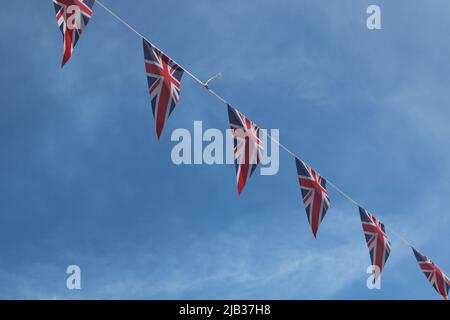 Platinum Jubilee Union Jack, der sich über den tiefblauen Himmel mit Kopierfläche hindurchfalle Stockfoto