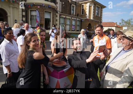 Der Queen's Baton Relay besucht am ersten Tag der Feierlichkeiten zum Platin-Jubiläum das Pflegehaus des Royal Variety Charity Brinsworth House in Twickenham, London. Bilddatum: Donnerstag, 2. Juni 2022. Stockfoto