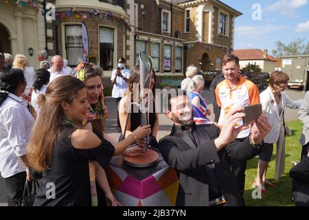 Der Queen's Baton Relay besucht am ersten Tag der Feierlichkeiten zum Platin-Jubiläum das Pflegehaus des Royal Variety Charity Brinsworth House in Twickenham, London. Bilddatum: Donnerstag, 2. Juni 2022. Stockfoto