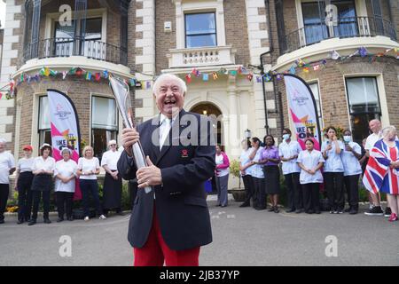 Jimmy Tarbuck besucht am ersten Tag der Feierlichkeiten zum Platin-Jubiläum als Baton-Staffelei der Queen's Baton das Pflegehaus des Royal Variety in Brinsworth House in Twickenham, London. Bilddatum: Donnerstag, 2. Juni 2022. Stockfoto