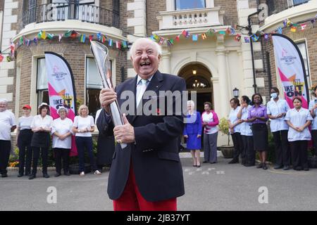 Jimmy Tarbuck besucht am ersten Tag der Feierlichkeiten zum Platin-Jubiläum als Baton-Staffelei der Queen's Baton das Pflegehaus des Royal Variety in Brinsworth House in Twickenham, London. Bilddatum: Donnerstag, 2. Juni 2022. Stockfoto