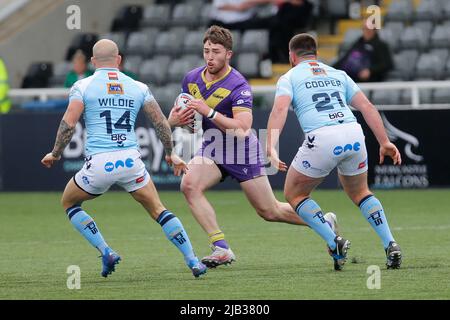 Newcastle, Großbritannien. 02.. Juni 2022. NEWCASTLE UPON TYNE, GROSSBRITANNIEN. JUN 2. Isaac Nokes von Newcastle Thunder hat einen Lauf bei Matty Wilde von Featherstone Rovers und Luke Cooper von Featherstone Rovers während des WETTLAUFS DER BETFRED Championship zwischen Newcastle Thunder und Featherstone Rovers im Kingston Park, Newcastle am Donnerstag, den 2.. Juni 2022. (Kredit: Chris Lishman | MI News) Kredit: MI Nachrichten & Sport /Alamy Live News Stockfoto