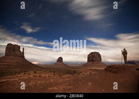 AZ00439-00....ARIZONA - Greg Vaughn fotografiert Sterne und Wolken über West Mitten Butte, East Mitten Butte und Merrick Butte in Monument Valley Nava Stockfoto