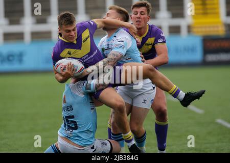 Newcastle, Großbritannien. 02.. Juni 2022. NEWCASTLE UPON TYNE, GROSSBRITANNIEN. JUN 2. Dan Coates of Newcastle Thunder wird am Donnerstag, dem 2.. Juni 2022, während des WETTLAUFS DER BETFRED Championship zwischen Newcastle Thunder und Featherstone Rovers im Kingston Park, Newcastle, angegangen. (Kredit: Chris Lishman | MI News) Kredit: MI Nachrichten & Sport /Alamy Live News Stockfoto