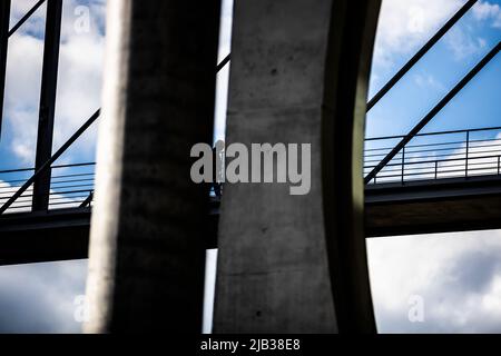 Berlin, Deutschland. 02.. Juni 2022. Im Regierungsbezirk laufen Menschen über die Marie-Elisabeth-Lüders-Steg. Quelle: Christoph Soeder/dpa/Alamy Live News Stockfoto