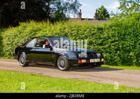 1983 80s 80er Jahre Ford Sierra 2792 ccm Benzinlimousine, Ankunft in worden Park Motor Village für das Leyland Festival, Großbritannien Stockfoto