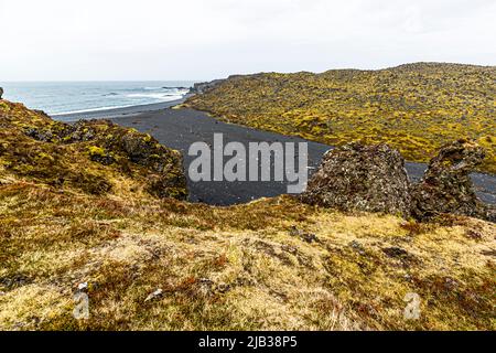 Der Strand von Djúpalónssandur. Die Eisenreste am Strand stammen vom britischen Trawler Epine GY 7, der in der Nacht vom 13. März 1948 östlich von Dritvík (Island) Schiffbruch erlitten hat Stockfoto