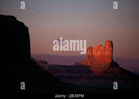 AZ00455-00....ARIZONA - Castle Butte im Monument Valley Navajo Tribal Park. Stockfoto