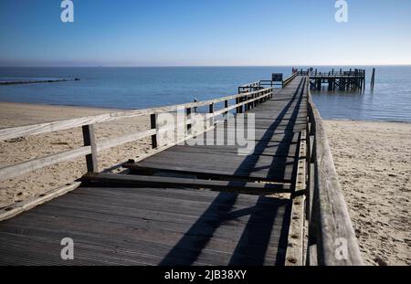 03. März 2022, Schleswig-Holstein, Föhr: Die geschlossene Mittelbrücke an der Strandpromenade in Wyk auf der Nordseeinsel Föhr. Foto: Christian Charisius/dpa Stockfoto