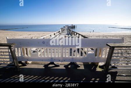 03. März 2022, Schleswig-Holstein, Föhr: Die geschlossene Mittelbrücke an der Strandpromenade in Wyk auf der Nordseeinsel Föhr. Foto: Christian Charisius/dpa Stockfoto