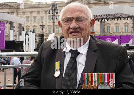 London, Großbritannien. 02.. Juni 2022. Andrew Conway, Veteran der Royal Navy, nimmt an den Platin-Jubiläumsfeiern von Königin Elizabeth II Teil. (To dpa ''God Save the Queen' - London celebrates Queen's Platinum Jubilee') Quelle: Larissa Schwedes/dpa/Alamy Live News Stockfoto