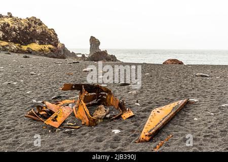 Die Eisenreste am Strand stammen vom britischen Trawler Epine GY 7, der in der Nacht vom 13.. März 1948 östlich von Dritvík (Island) zerstört wurde Stockfoto