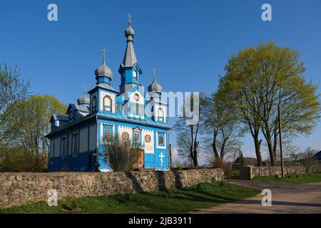 Die alte alte hölzerne Kirche des Heiligen Lebens, die die Dreifaltigkeit im Frühling gibt, Telyadowitschi, Kopyl-Bezirk, Minsk-Gebiet, Weißrussland. Stockfoto