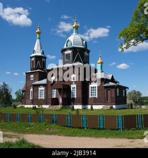 Die alte alte hölzerne Kirche Sankt Georgs des Siegers im Frühling, das Dorf Slobodka, das Gebiet Minsk, Weißrussland. Stockfoto