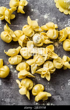 italienische hausgemachte rohe Tortellini bereit zum Kochen Stockfoto