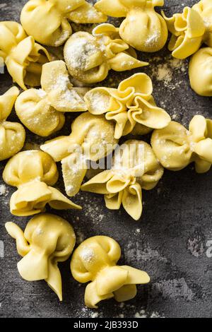 italienische hausgemachte rohe Tortellini bereit zum Kochen Stockfoto