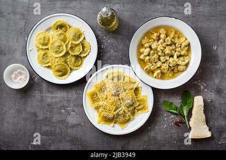 Mehrere Arten von gekochten italienischen Ravioli in Tellern auf dem Tisch. Hausgemachte servieren mit Parmesan-Käse Stockfoto