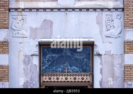 Detail der Steinschnitzerei am Eingang, verlassene ehemalige American Motors World Headquarters, Plymouth Road Office Center (PROC), Detroit, Michigan, USA Stockfoto
