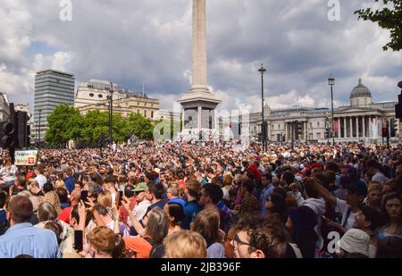 London, England, Großbritannien. 2.. Juni 2022. Riesige Menschenmassen auf dem Trafalgar Square. Zehntausende Menschen versammelten sich im Zentrum Londons, um das Platin-Jubiläum der Königin am ersten Tag eines besonderen, erweiterten viertägigen Wochenendes anlässlich des 70.. Jahrestages der Thronbesteigung der Königin zu feiern. (Bild: © Vuk Valcic/ZUMA Press Wire) Stockfoto