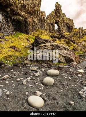 Der Strand von Djúpalónssandur in Island. Die Steine dienten früher zur Festigkeitsprüfung Stockfoto