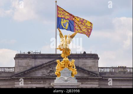 London, England, Großbritannien. 2.. Juni 2022. Die Royal Standard-Flagge zeigt auf dem Buckingham Palace, dass sich die Queen neben dem oberen Teil des Victoria Memorial befindet. Zehntausende Menschen versammelten sich im Zentrum Londons, um das Platin-Jubiläum der Königin am ersten Tag eines besonderen, erweiterten viertägigen Wochenendes anlässlich des 70.. Jahrestages der Thronbesteigung der Königin zu feiern. (Bild: © Vuk Valcic/ZUMA Press Wire) Stockfoto