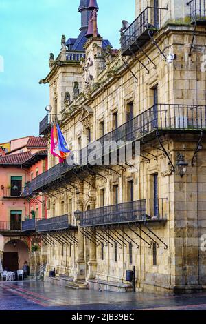 Leon Town Hall, altes gotisches Gebäude mit mehreren Fenstern und Balkonen mit Bars. Stockfoto